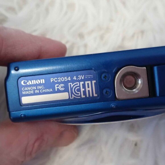 Canon PowerShot ELPH 150 IS Camera with wrist strap, battery, and charger - Picture 5 of 7